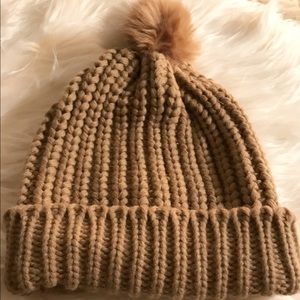 ✖️Nordstrom camel knit beanie w/ two-tone poof ✨